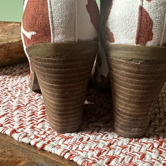 Cowprint Chelsea Ankle Boots Women’s 10 Worn 3x - Picture 7 of 16